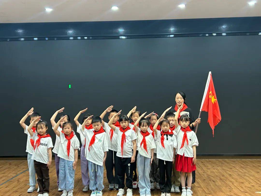 休宁县海阳二小伴随着庄严的出旗曲,大队旗手和护旗手踏着坚定的步伐