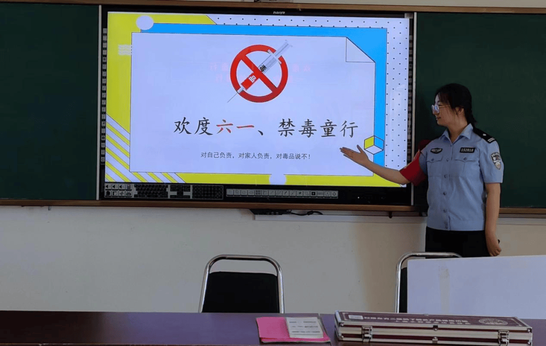 5月31日,包头市土右旗禁毒办走进敕勒川高级中学,开展禁毒宣传活动.