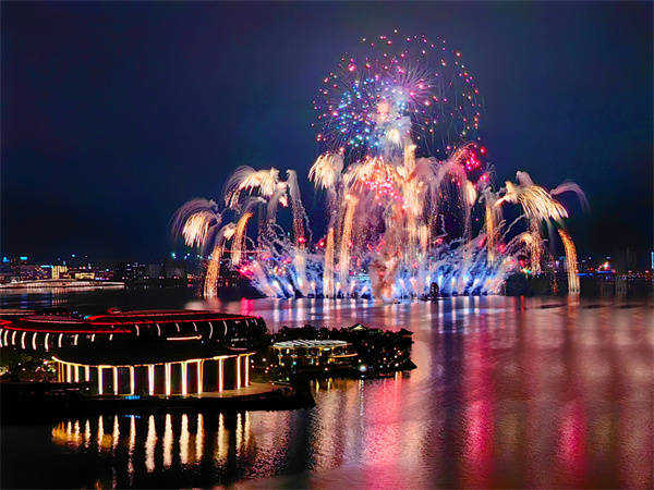 5020发礼花绽放!"滴水之恋"2024滴水湖烟花秀点亮"临港之夜"