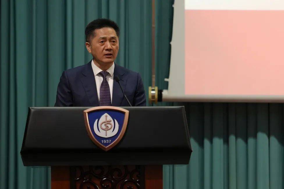 大会开幕式由复旦大学附属中山医院常务副院长周俭主持