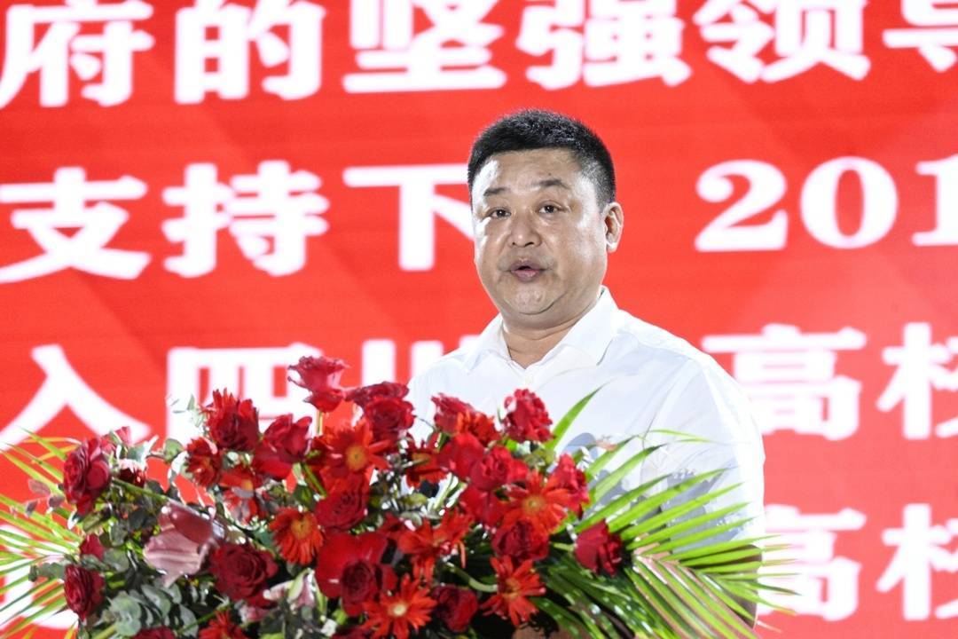 校园占地上千亩,学生规模上万人,"南充科院"举办建校五周年庆典综艺