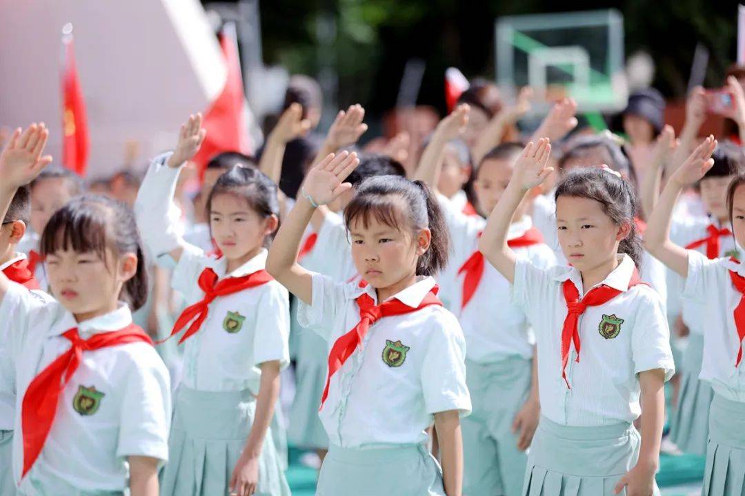 红领巾爱祖国 | 红领巾致敬警察蓝,争做强国好少年!