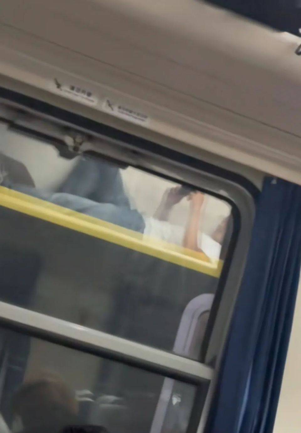 同车厢乘客看呆 男子坐火车爬行李架上躺着 官方回应