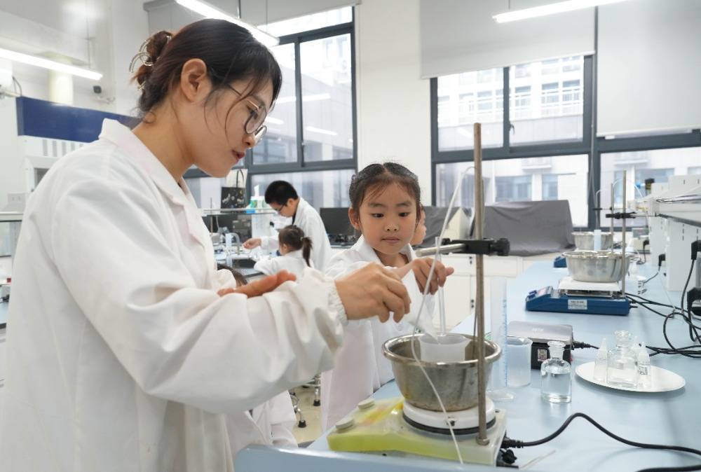 6月1日,在西南大学药学院"小小药学家"科普活动现场,参加活动的孩子