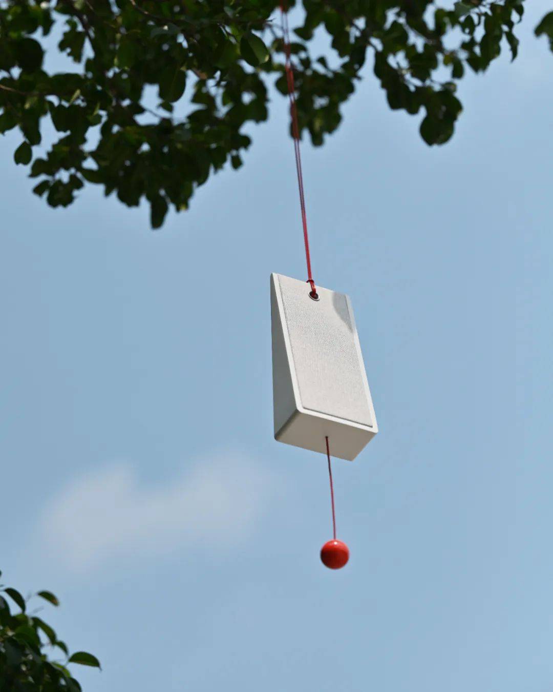 张剑设计以下视频来源于此户外音响可随身携带,随意悬挂在树枝上,拉拽