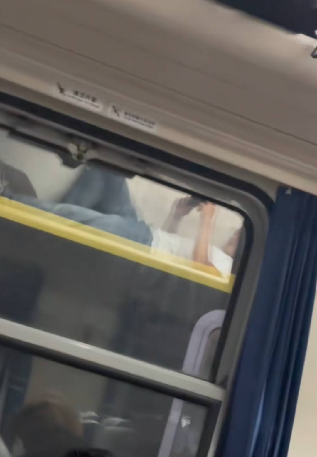 官方回应 同车厢乘客都看呆了 男子乘坐火车爬上行李架躺下休息
