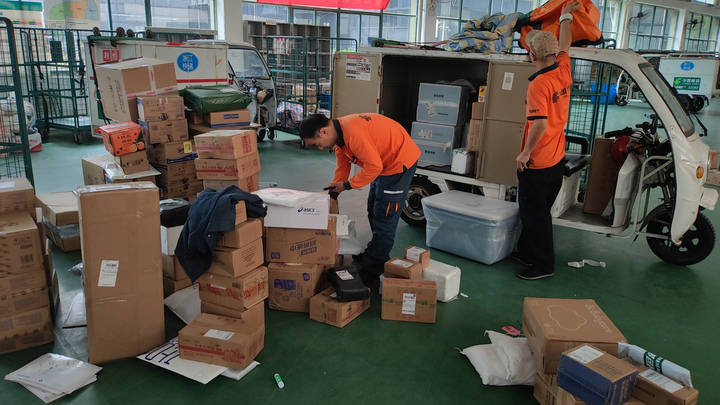 "618"新一波邮件高峰来临,快递小哥四小时跑七八个小区