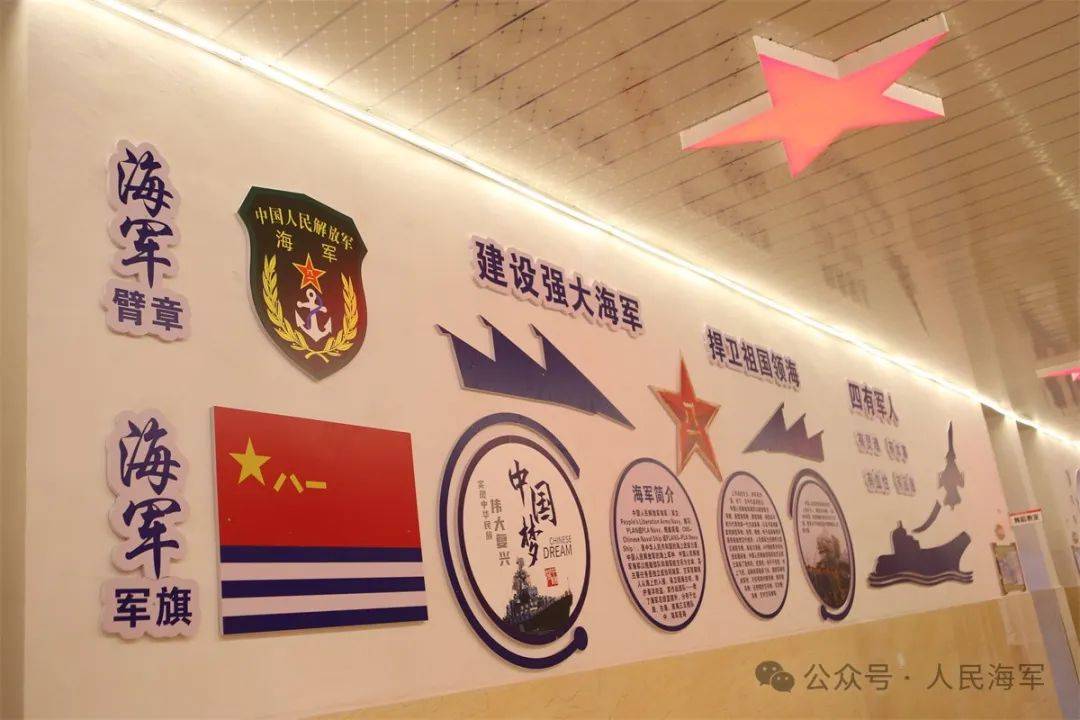 海军仪仗队员跨越千里,与红土地上的师生同升一面旗