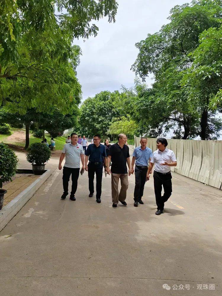谢申奖学金委员会谢文翔主任带队回观珠,参观调研电白六中,观珠中学