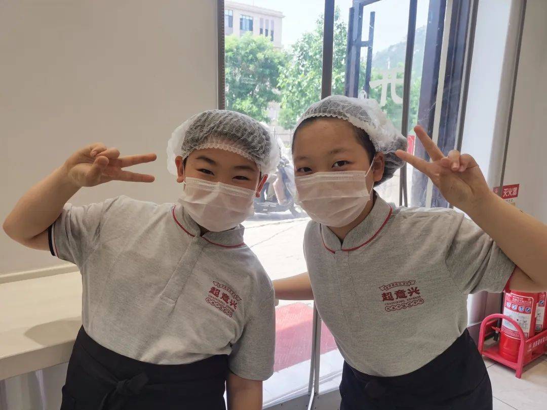 阳光100中学的同学们走进济南超意兴餐饮有限公司,体验当店长的一天!