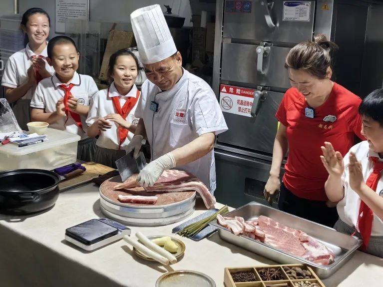 用奋斗故事点亮梦想最后,张老师带着同学们来到店长办公室,讲述了她从