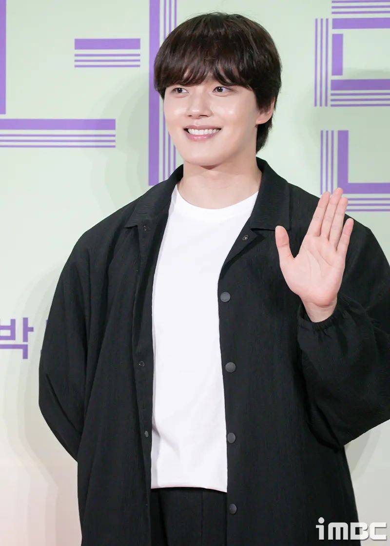 韩国人气男演员身材胖成这样子,差一点认不出来