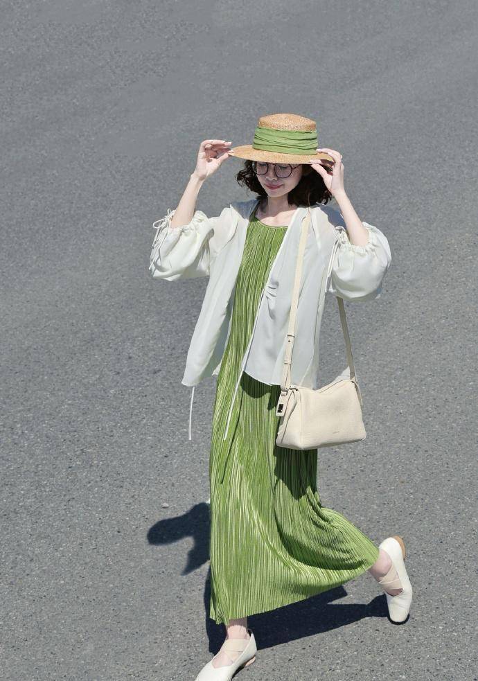 夏天别总一身黑,看这些亮色系搭配,浪漫又高级