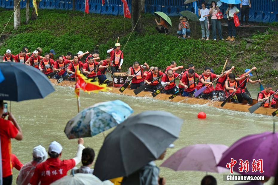 广州传统龙舟雨中竞速迎端午