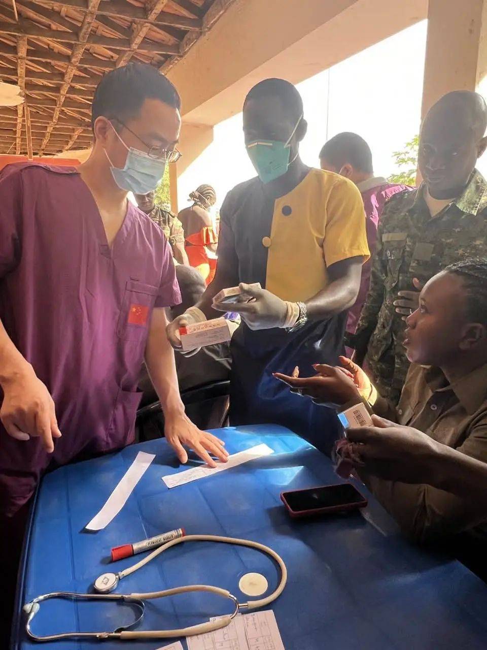 市中心医院援非医疗队员邓亨平凯旋