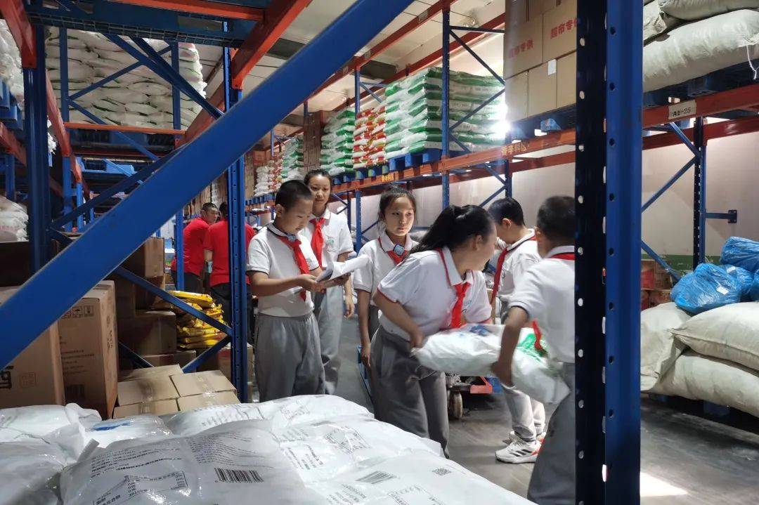 阳光100中学的同学们走进济南超意兴餐饮有限公司,体验当店长的一天!