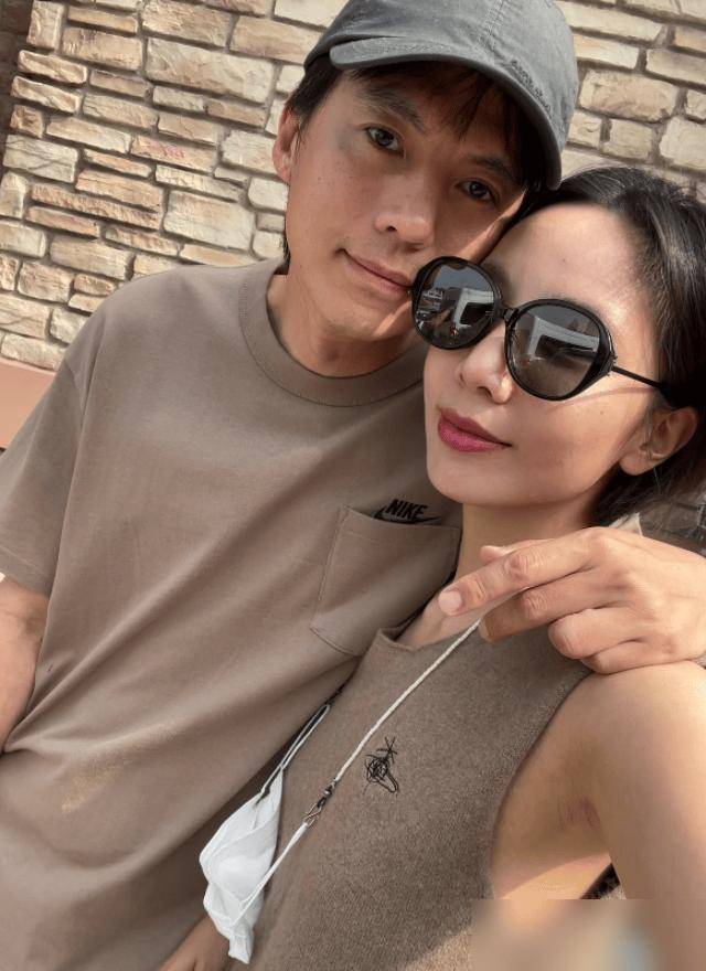 张婉婷二胎"卸货"顺产一子,宋宁峰全程贴心伺候,全家福首曝光_齐溪