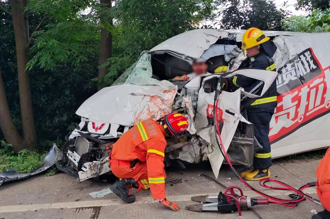 疲劳驾驶,操作不慎……这两起事故为广大司机敲响警钟!