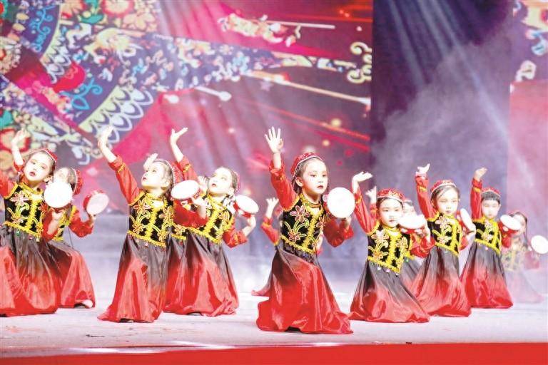 童心共筑中国梦"庆"六一"文艺汇演暨第24届幼儿绘画,手工作品展在"
