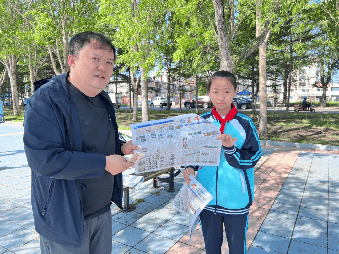 在义卖的过程中,同学们几人成组,向来往的行人介绍校刊的主要内容