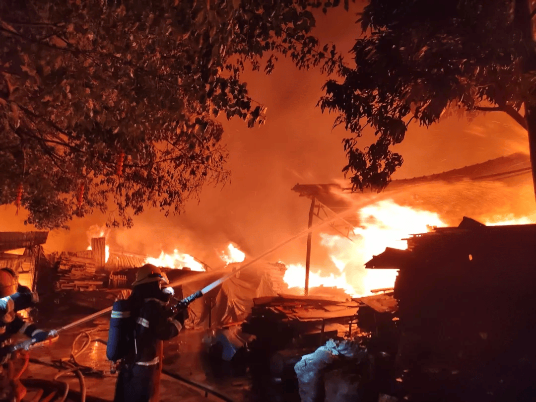 肇庆大湾某红木家具厂突发大火!