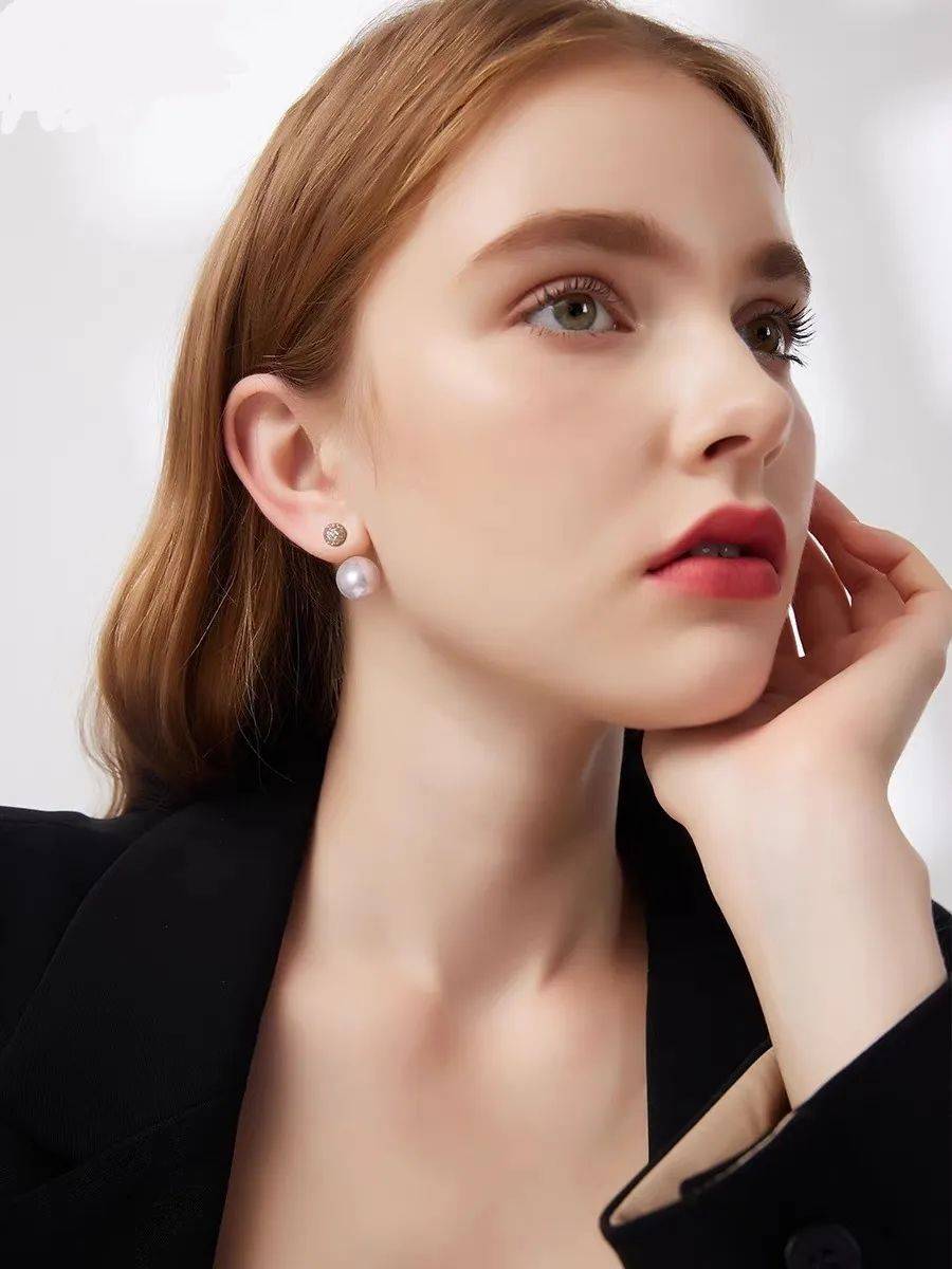 今天给公主们奉上一对双带耳钉小小的精致的耳饰真的太让人上头让人上