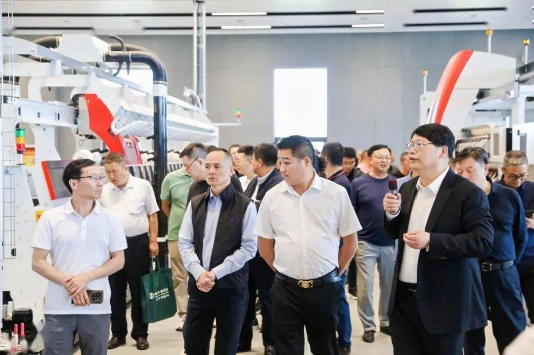 5月31日下午,近200名与会人员莅临参观了卓郎智能乌鲁木齐工厂,并在