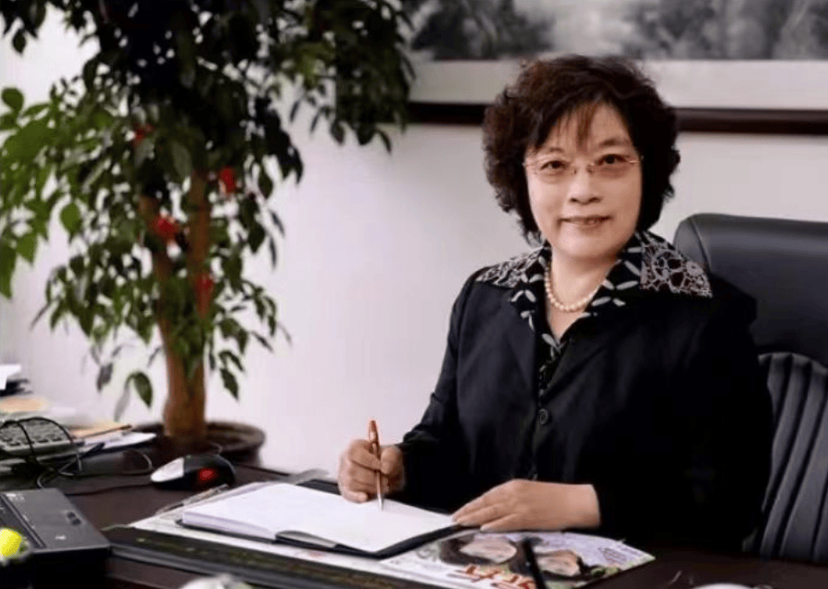 赵景云校长 简介:原大连二十四中学校长,全国优秀教师,优秀教育工作者