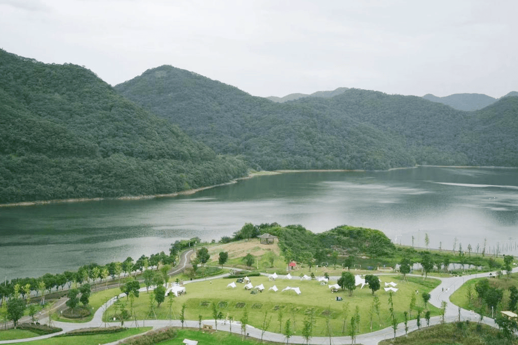 从矿山到公园,从"千疮百孔"到鸟语花香,昔日工业"疮疤"蝶变成
