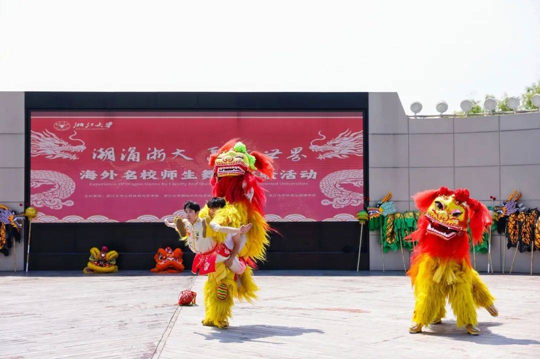 或翻滚龙身似在空中腾云驾雾,时而高昂,时而盘旋彩龙盘旋,雄狮舞动