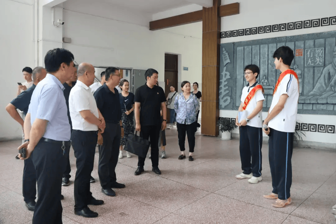 在参观武汉市汉铁高级中学时,该校新疆班的学生向师市代表介绍在湖北