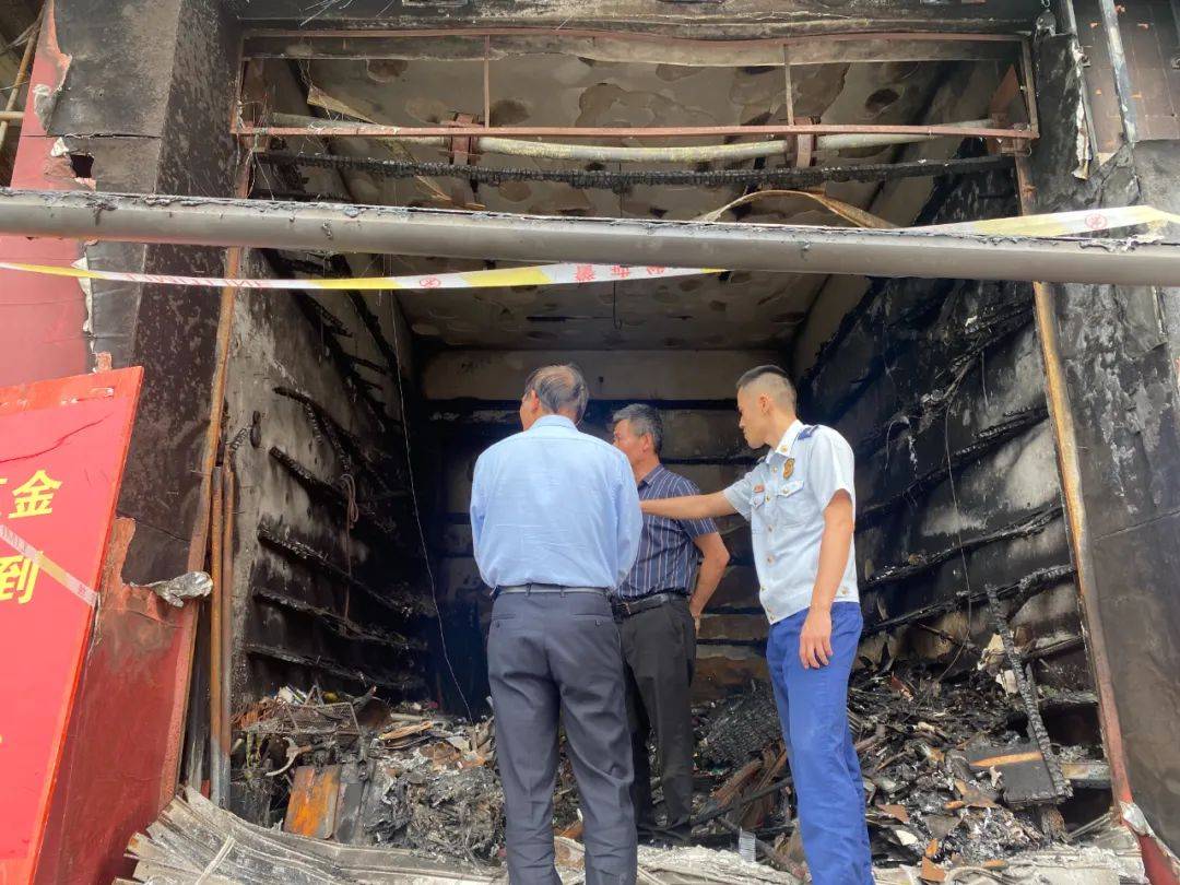 漳州东山一店铺深夜突发大火!这次,警示会开在火灾现场.