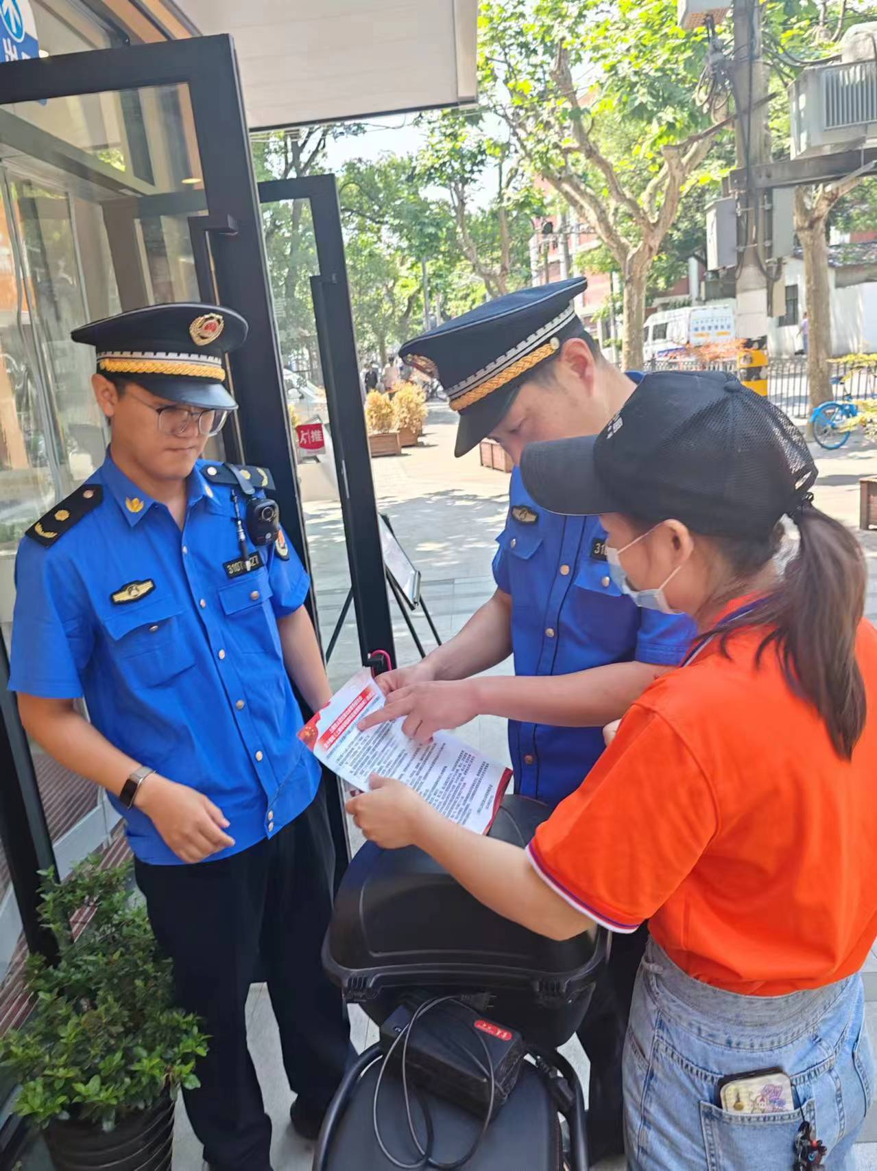 杨浦区江浦路街道已开出四张"飞线充电"罚单_执法_巡查_自行车