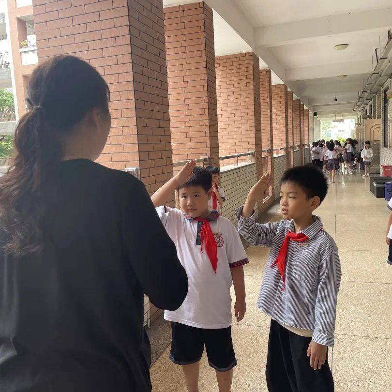 礼仪潜移默化的学习和渗透,安小队员们迅速投身到躬身践行的实践阶段