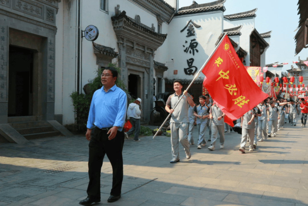 城墙壮行活动迎来了一场振奋人心的近日,严州中学梅城校区的学子们不