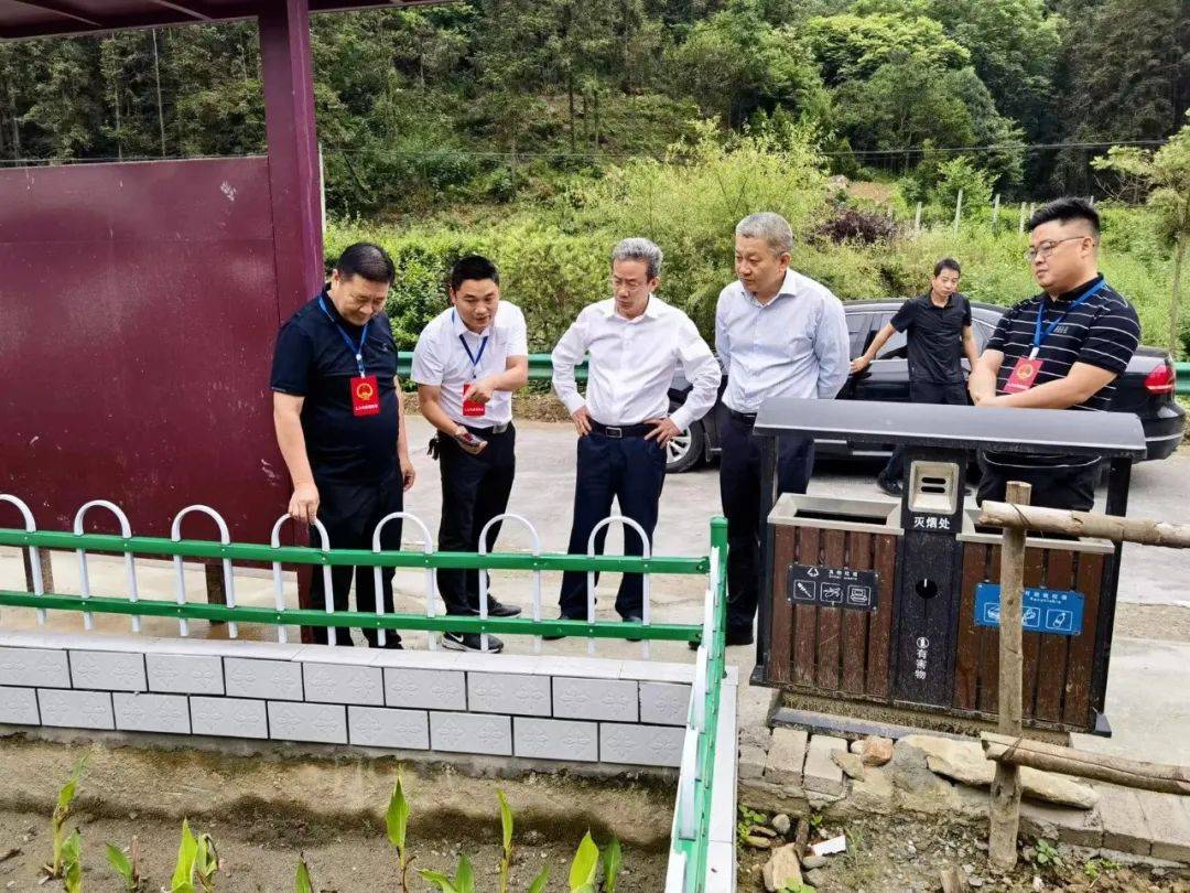 刘学勤与张湾区第12代表小组代表一起深入柏林镇,实地察看聚仙庙水库