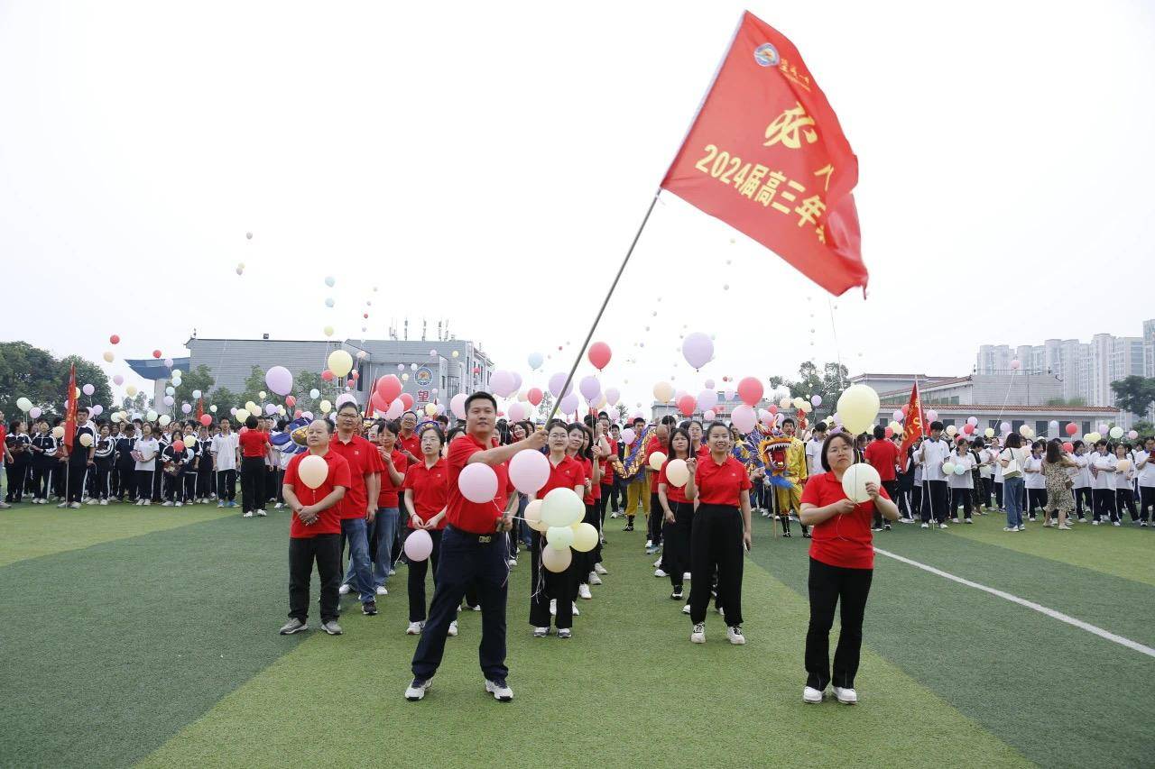 值得一提的是,近年来,在望城一中的"高考加油站"活动中,学校总会送给