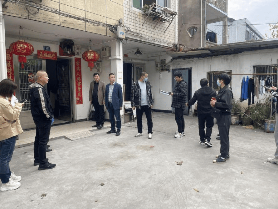 长塘村一些拆迁户迟迟不愿签约,叶建平就每天主动上门做思想工作,还