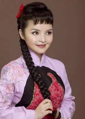 一个靠嗓子吃饭的戏剧演员,却要切除声带.父亲王华安查出了声带癌.