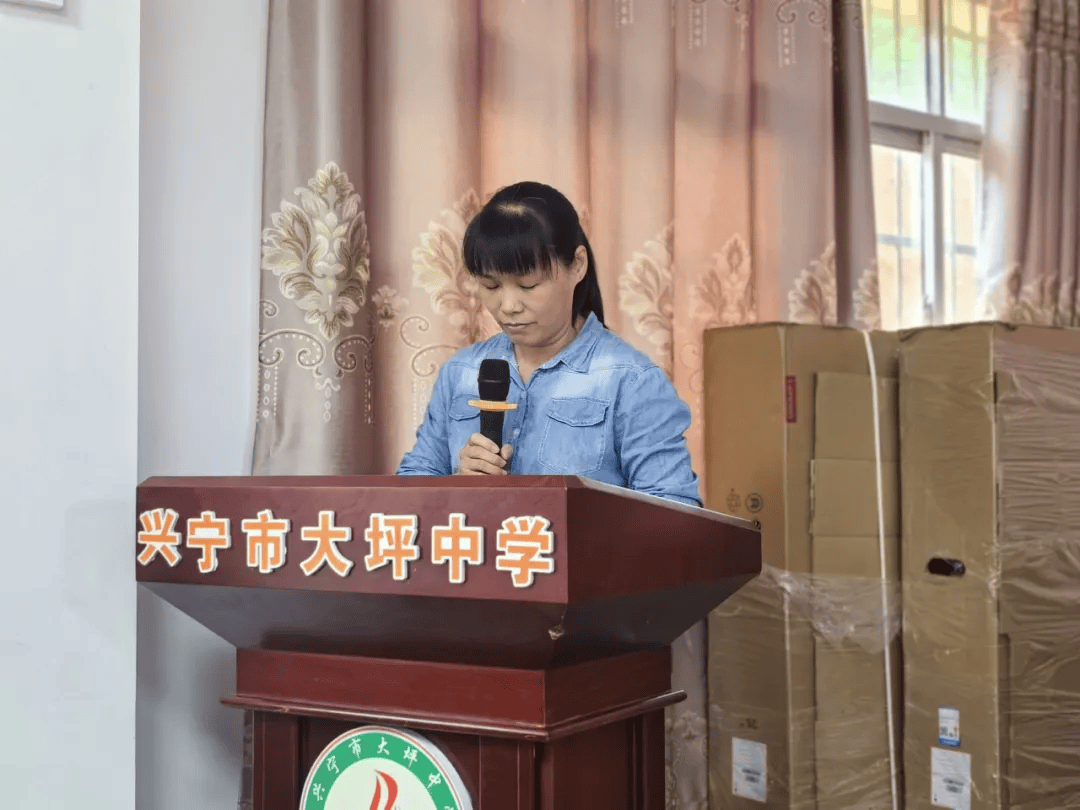 兴宁大坪中学召开九年级学生家长会议