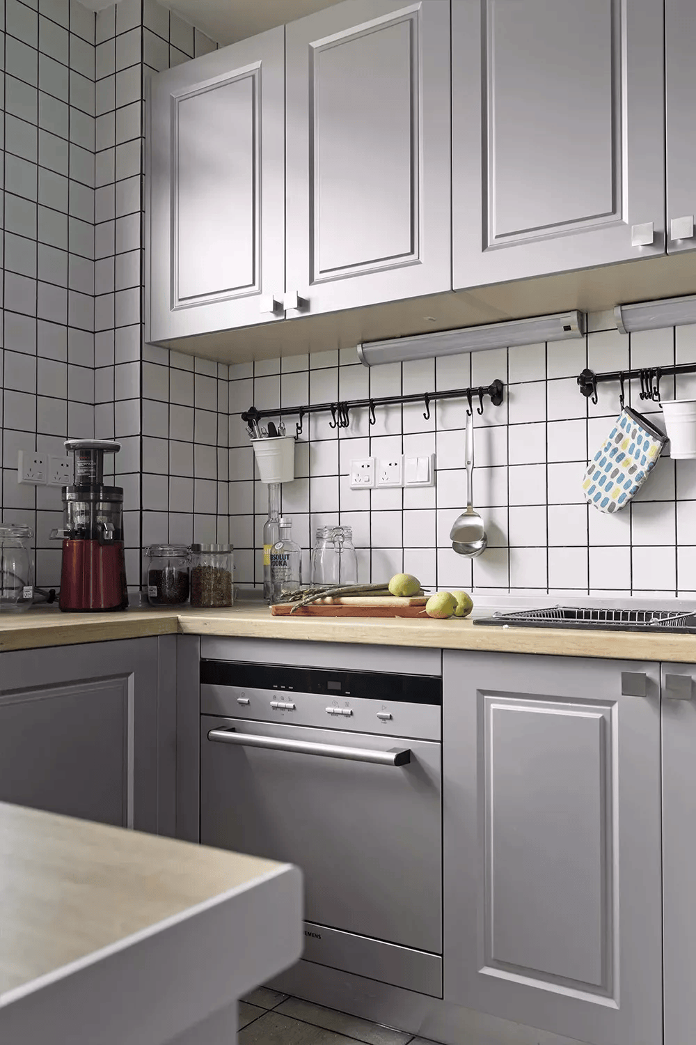 一个颜值出众的厨房,关键在于橱柜的色彩选择,地面与墙砖的款式搭配