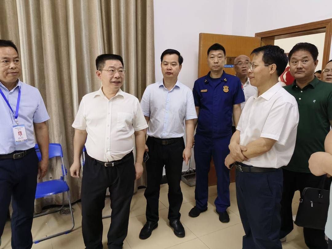 唐德荣在江永一中考点,实地察看了试卷保密室,视频监控室等地,详细