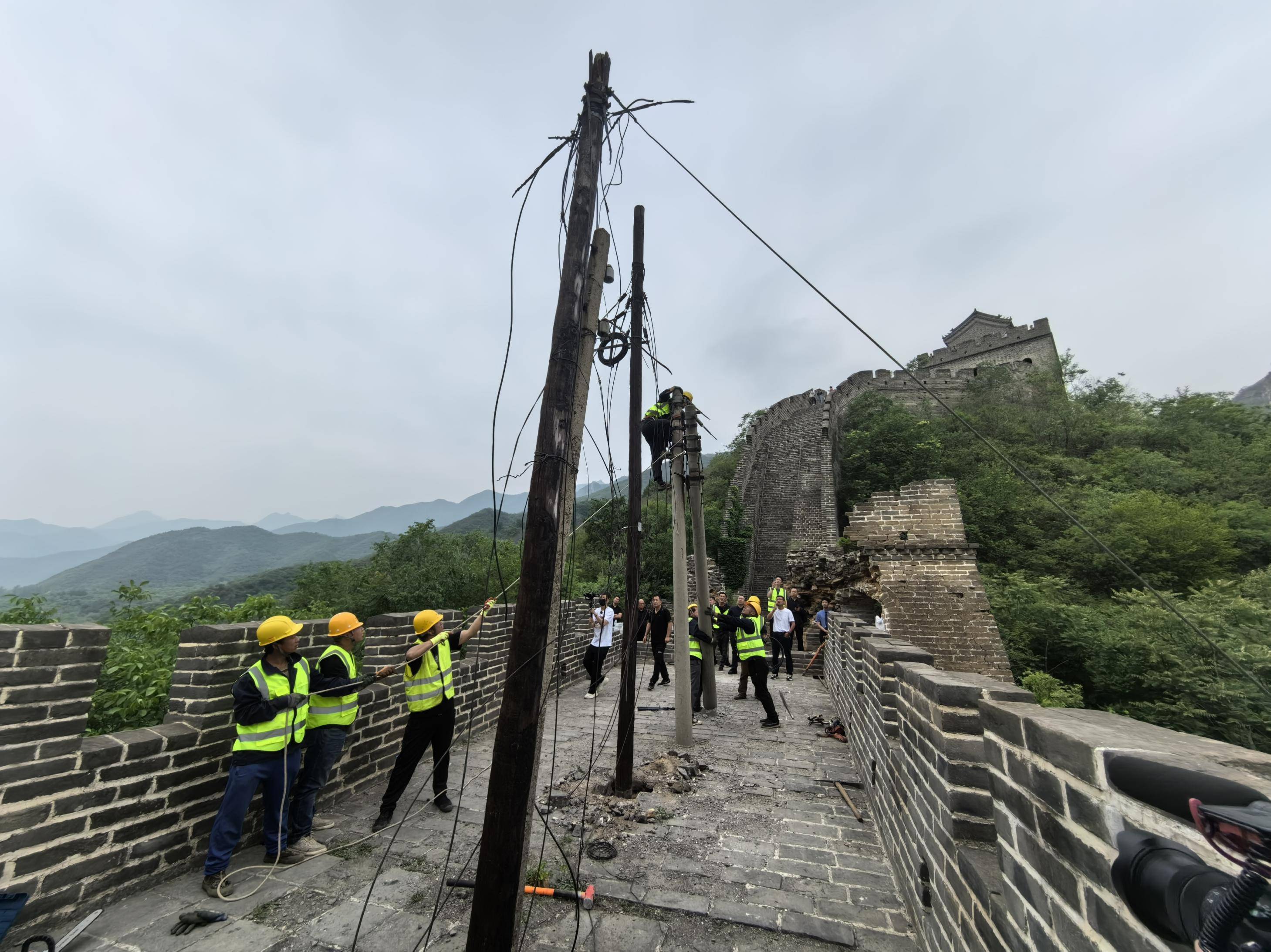 长城甬道正中,为何密密麻麻架了一排线杆?拆!