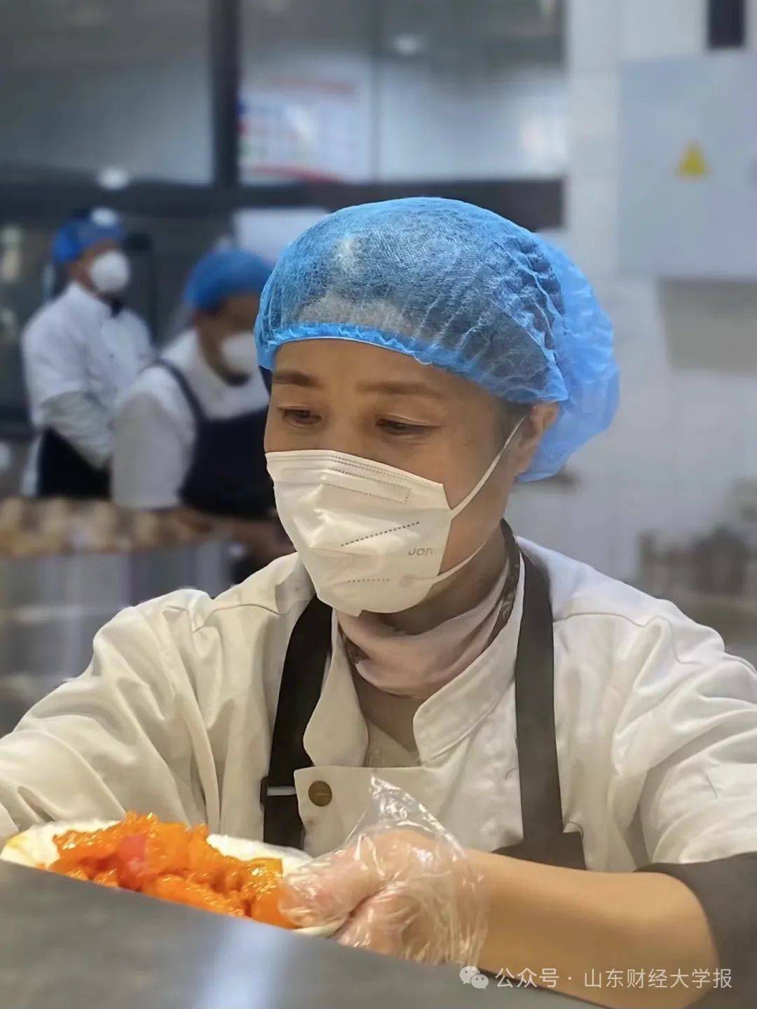 他们或许是食堂的阿姨,每天为我们准备可口的饭菜;或许是图书馆的馆员