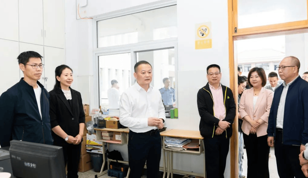 6月5日上午,缙云县委书记王正飞带队检查全县高考备考工作,向备考一线