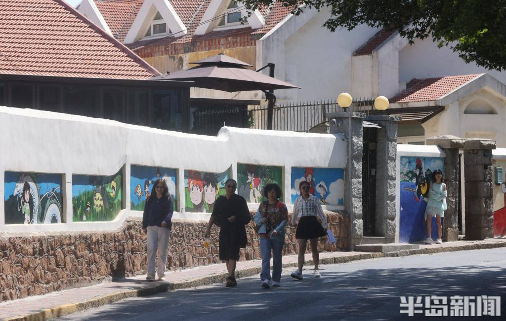 龙江路网红漫画街,游人如织