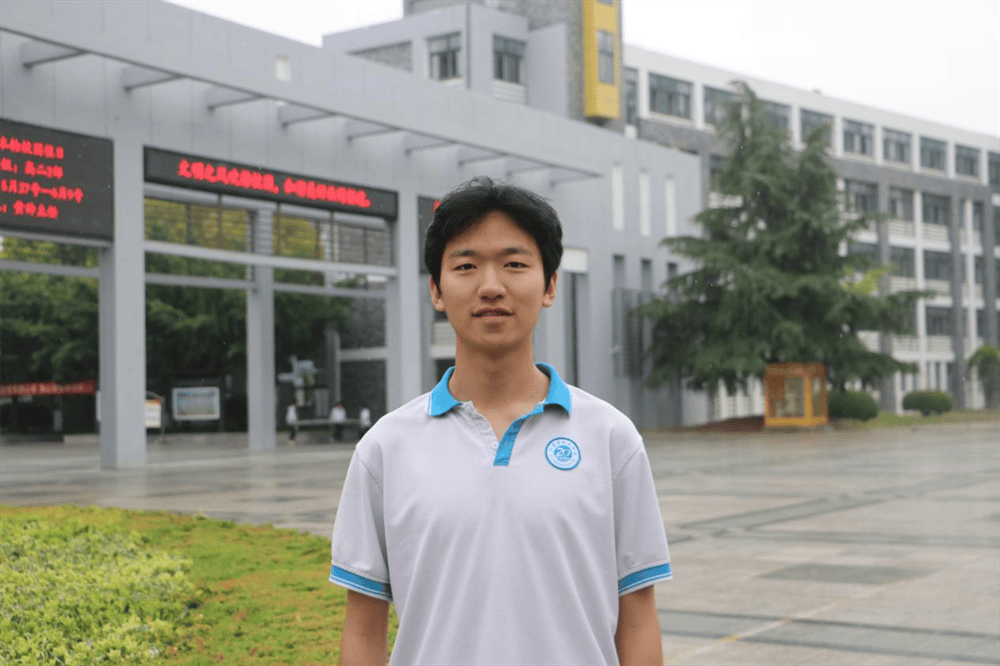 而同为宿豫实验高中学子的陆昭名,也日复一日地坚