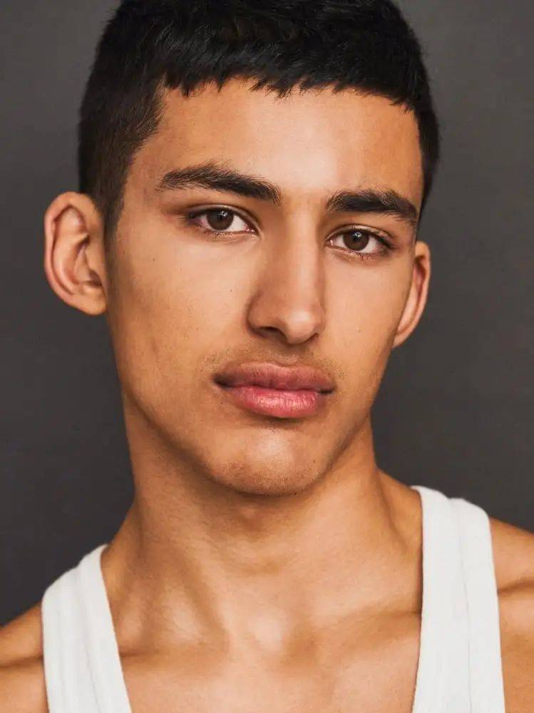 新的英国男模,脸蛋好美!