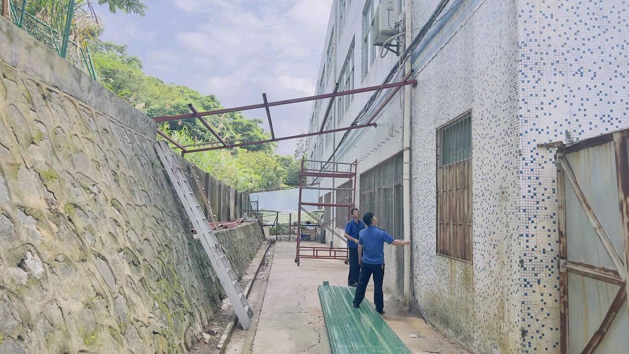 园山街道一业主积极配合拆除违建