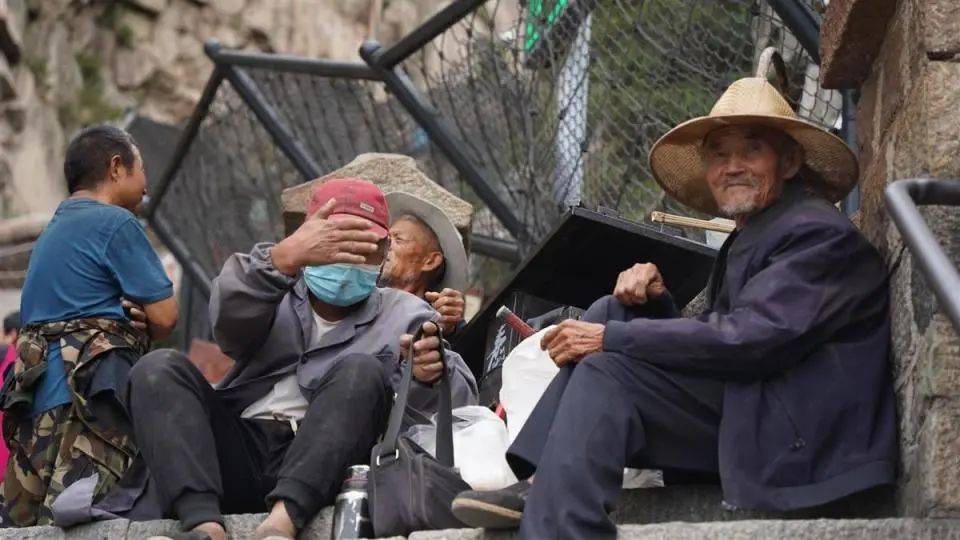 临沂三位老人瞒着家人爬泰山：最年长者82岁，回程还捡了一车废品！_刘女士_网友_旅行